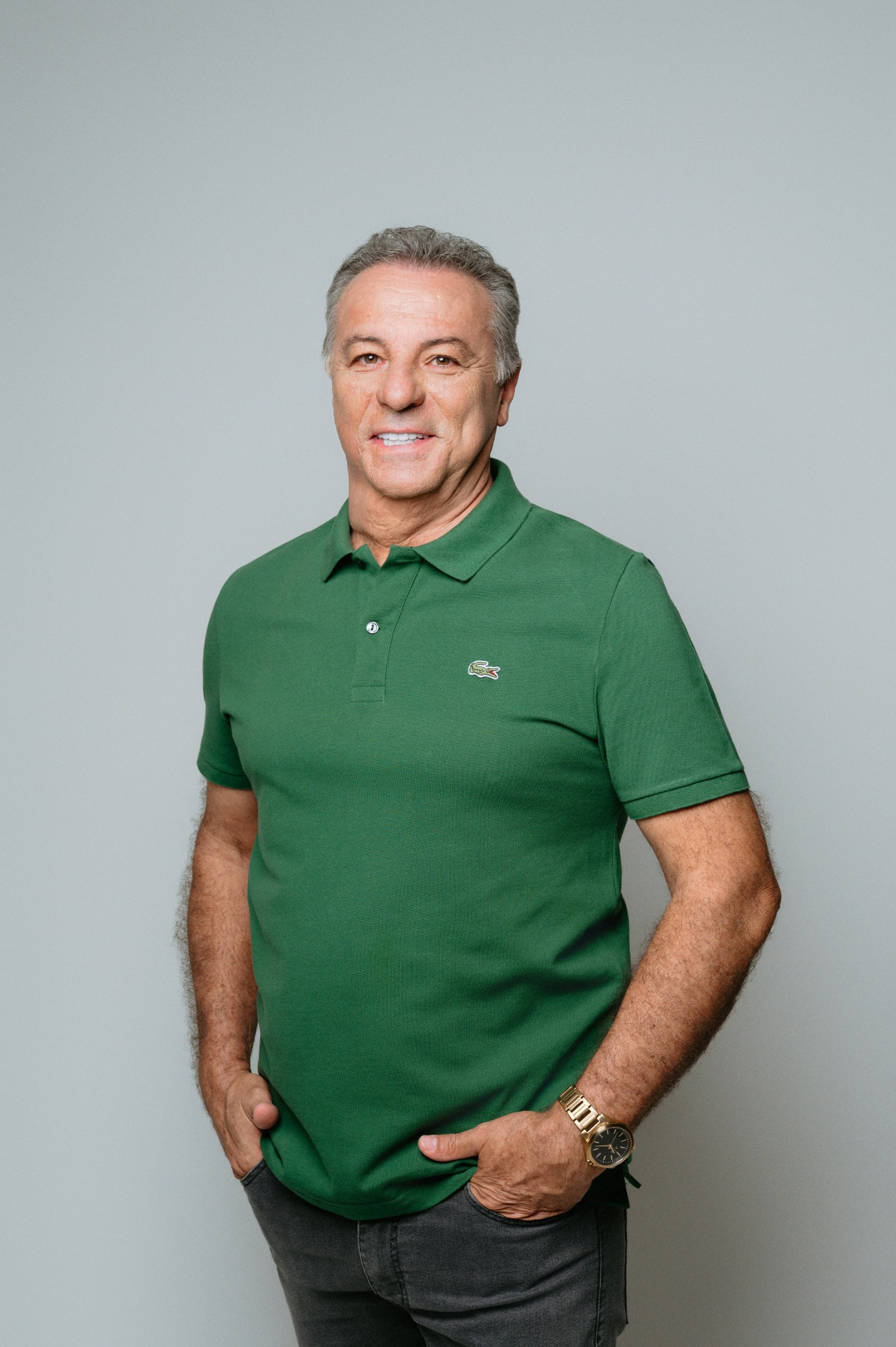 Rogério Faedo, sorrindo, com camisa verde